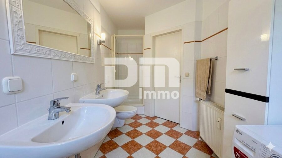 Großzügige altengerechte EG 4-Zimmer Wohnung mit großer Terrasse und Stellplatz - Badezimmer / Badewanne / Dusche / Waschmaschine